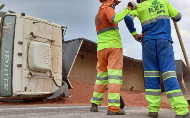 Carreta Tomba E Espalha Carga De Cereais Na Sp