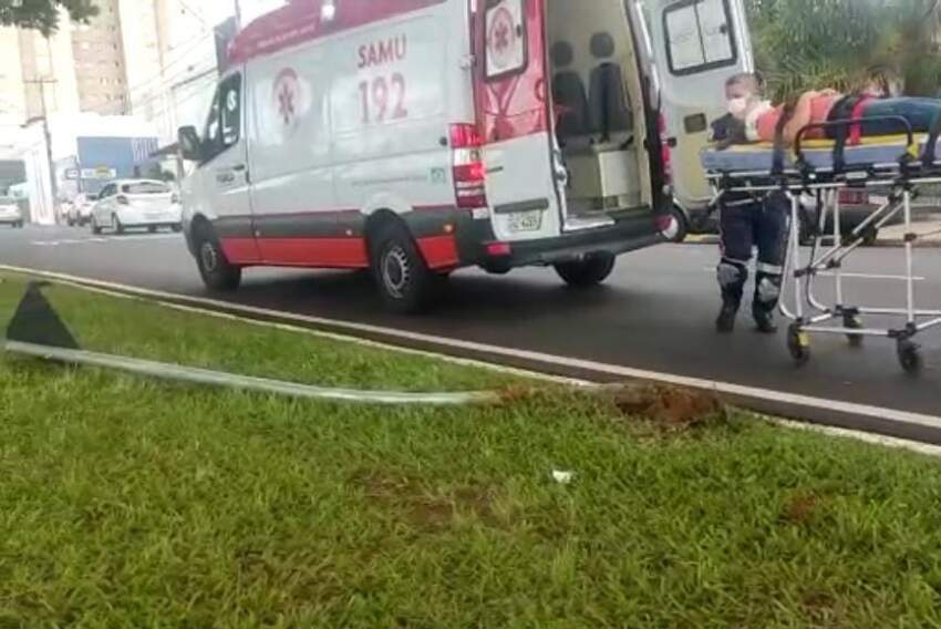 Duas mulheres ficam feridas após moto bater em placa de sinalização