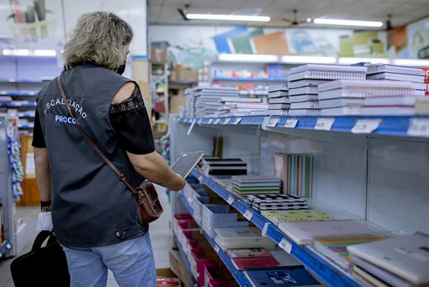 Procon autuou seis estabelecimentos na Operação Material Escolar