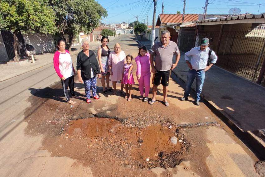 Moradores Da Rua Cruzeiro No Bairro IAA Reclamam De Buraco Deixado Pelo