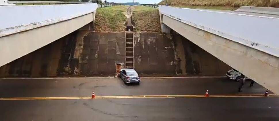 Carro Despenca De Viaduto Em Rodovia E Mulher De Anos Morre Em Lins