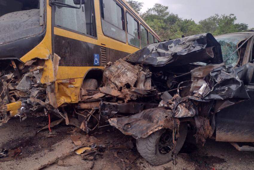 Nibus Escolar De Delfin Polis Bate De Frente Caminhonete Em Rodovia