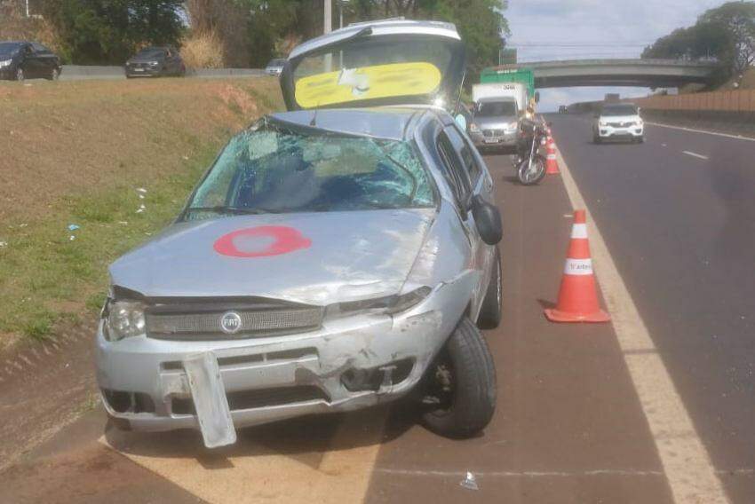 Palio capota na Cândido Portinari em Franca motorista sofre ferimentos