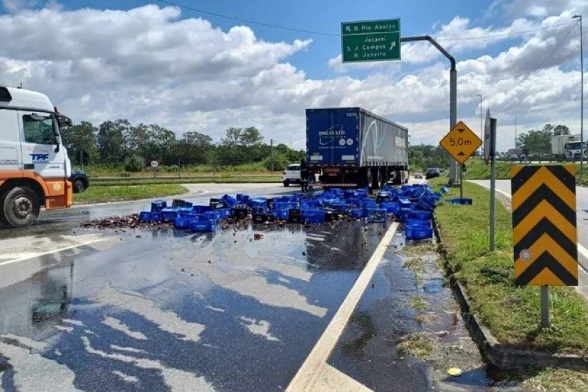 Carreta Derrama Carga De Cerveja Na Dutra Em S O Jos