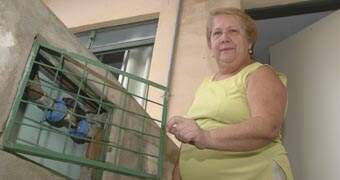 Moradora do conjunto habitacional do City Petrópolis, Marli Loureiro de Almeida, 57, passou a gastar menos com água após a instalação do hidrômetro individual