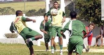 O atacante Julinho (centro) observa Fabrício (esq.) chutar a bola em coletivo da Francana, no Lanchão: resultado positivo é a meta