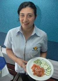Angélica Barbosa, 28, é uma das que alteram sua alimentação na Quaresma: durante 40 dias só peixe é consumido