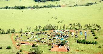 Imagem aérea mostra acampamento do MLST na Fazenda Santana que faz divisa com a Fazenda Santa Cruz: objetivo dos sem-terra é conseguir a desapropriação da Santa Cruz e montar um assentamento no local