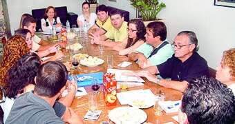 Onze dos 12 membros titulares do Conselho de Leitores do Comércio da Franca participaram da reunião do dia 25 de março, no ‘Café do Comércio’, sob a presidência do jornalista Corrêa Neves Júnior, diret