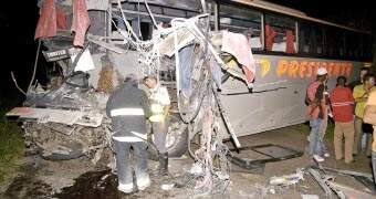 A colisão com um caminhão destruiu a  parte frontal do ônibus de passageiros: acidente deixou duas mortes