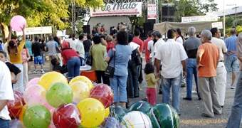 Encontro de trabalhadores do dia 1º de maio já se tornou tradição na cidade; em 2004, atividades culturais reuniram centenas na Praça Nossa Senhora da Conceição