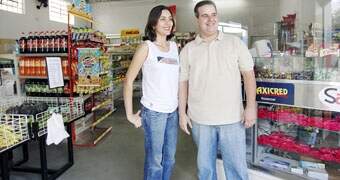 O comerciante Neyangelo Ramos e a mulher, Simone, ficaram surpresos com visita recebida durante a semana: homem que furtou padaria do casal mandou devolver o dinheiro roubado