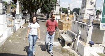 Jacqueline Guimarães e Sérgio Santana, colegas de trabalho, costumam passear no cemitério durante a hora do almoço.