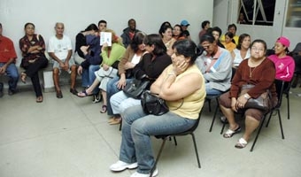 Pacientes aguardam atendimento na sala de espera do PS Doutor Janjão. Equipe da rádio Difusora conversa hoje com a população