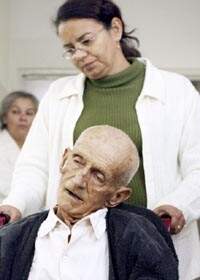 O aposentado Elói França de Almeida, 80, na cadeira de rodas, aguardou por 12 horas no ‘Janjão’ para ser internado no Hospital do Coração
