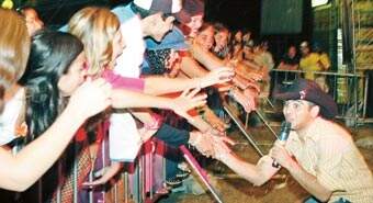 Fãs disputam um aperto de mão do cantor Bruno Nunes durante show na Expoagro na última terça-feira: evento pela paz ainda virou DVD do artista