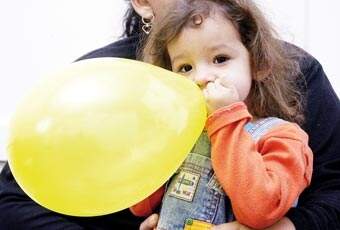 A pequena Sulamita Cristina Silva, de 1 ano e 10 meses, brinca no Hospital do Câncer após receber medicação
