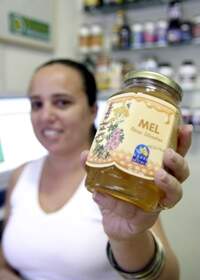 A vendedora Vanessa de Melo Garcia consome mel todos os dias: “Prefiro o mel com laranja”