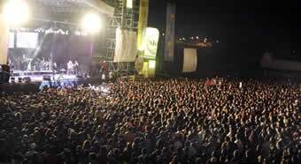 MULTIDÃO - Público de 17 mil pessoas assistiu ao show da Banda Calypso no último de Expoagro