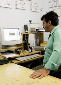 O delegado Wanir observa em seu computador página de empresa acusada de aplicar golpes pela Internet: vítimas por todo o Brasil