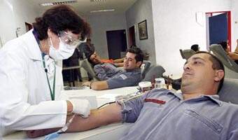 O soldado Palenciano e outros bombeiros são vistos durante doação de sangue coletiva no Hemocentro