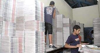 Funcionários do Comércio encartam os jornais de domingo momentos antes de liberá-los para a circulação. Para produzir os 27 mil exemplares foram usadas 16 toneladas de papel
