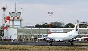 Avião da Passaredo estacionado na pista do Aeroporto Tenente Lund Presotto, em Franca. Empresa manterá um vôo regular de ida e outro de retorno a Franca a partir de setembro
