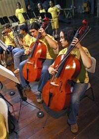 Jovens da orquestra do Projeto Guri durante um dos ensaios no Teatro Municipal de Batatais.