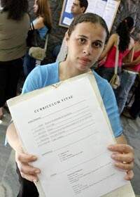 Daniela do Nascimento entrega currículo para a vaga de vendedora no Wal-Mart