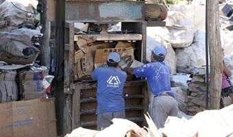 Trabalhadores do Sucatas Dermínio processam o papelão recolhido por catadores nas ruas de Franca: por mês, são 800 toneladas de materiais recicláveis