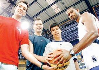 Murilo, Rogério, Helinho e Estevam estiveram ontem à tarde no ginásio do Póli; os quatros são os primeiros contratados do Franca Basquete para a temporada