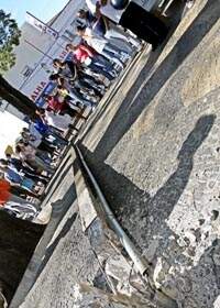 Após caminhão se enroscar em fios, poste caiu a acertou aposentado, na Praça Nossa Senhora da Conceição