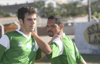 Gilson e Ramos (dir.) treinam no campo da Santa Terezinha: equipe se prepara para a Copinha