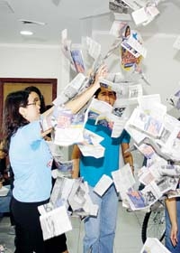 A secret&aacute;ria Fabiana Diniz pega o cupom de um dos felizardos que ganhou no Show de Pr&ecirc;mios ontem
