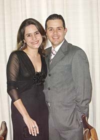 Casal dr. Carlos Eduardo Barcelos dra. Andrezza: elogios ao buffet (foi o ‘Catavento’) que serviu o jantar dos 40 anos do ‘Regional’.