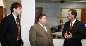 <b>VISITA</b> - O gerente de Relações Corporativas do GCN, Luiz Neto (à dir.), apresenta a redação do grupo ao juiz federal Marcelo Duarte (centro) e seu diretor de secretaria André Luiz Motta Jú