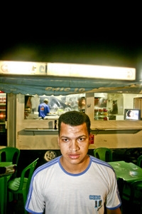 <B>FIM DOS BOLOTAS</B>- Adeny Viana, 22, proprietário de carrinho de lanche na Avenida Integração. A partir de hoje, boloteiros estão banidos das ruas de Franca.