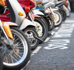<b>PERIGO</B> - O n&uacute;mero de motos &eacute; cada vez maior, a valentia de seus motoristas assusta. A invas&atilde;o do tr&acirc;nsito e das ruas &eacute; audaciosa, sem respeito algum &agrave; velocidade, aos ve&iacute;culos e &agrave;s 