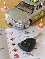 <b>RENOVA&Ccedil;&Atilde;O</B> - A carteira de motorista &eacute; um documento que tem data de validade e isto significa que motoristas entre 18 e 65 anos, precisam, a cada 5 anos, atualizar exames e dados junto ao Detran, para que uma nova ca
