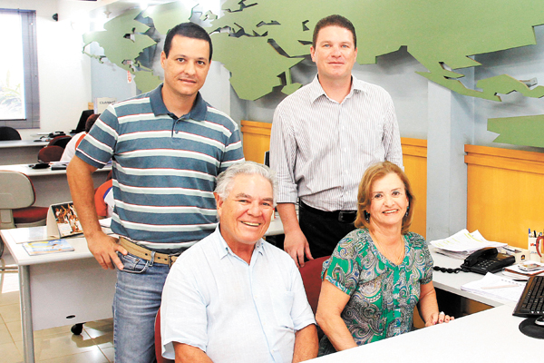 Vamos antecipando nosso abraço ao amigo Ademir Sebastião Pedro de Souza, que muda de idade amanhã. Ele é o conhecido empresário do setor de agências de viagens e turismo, razão pela qual conhece boa parte do mundo. Na foto, o Ademir com a esposa Nena e do