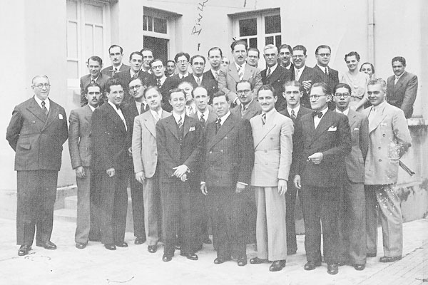 Colega Patrícia me repassa foto que recebeu do dentista Alcyr D’Alcântara Barbosa, atualmente em São Paulo, mostrando um grupo de antigos médicos de Franca. O primeiro à esquerda, Caetano Petráglia; o terceiro, Tomaz Novelino; o oitavo, Breno Lima Palma; 