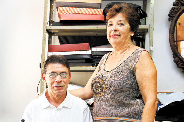 O querido casal de amigos está mudando de idade nesta virada de mês. Ontem foi a vez da Maria do Carmo Oliveira e amanhã será o José Hilário Oliveira. Ele é um dos mais antigos e competentes alfaiates da cidade. Abraço a eles, extensivo aos filhos, noras 