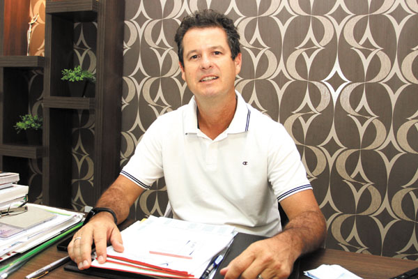 Recebendo cumprimentos pelo aniversário hoje o médico Marco Aurélio Dainezi, gastro e proctologista, diretor clínico do Hospital Unimed/São Joaquim. Casado com a médica Daniela Sardini Dainezi, tem dois filhos: Stéfano e Andressa. Abraço a todos e parabén