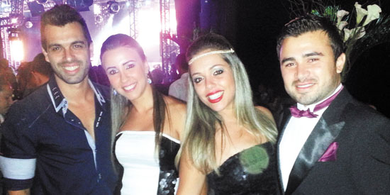 Meu afilhado Luís Cassiano, fotógrafo brilhante aqui do GCN, em tempo de nat hoje, recebe abraços, junto à sua amada Letícia Bortolotti. Com eles na foto, o dinâmico Diego Castro Freire, gestor financeiro do Grupo Óticas Paris, e seu love, Mariana Lima