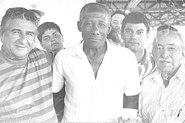 Esta foto me foi cedida pelo Reginaldo Donizete Marcelino, de um lava-jato, e leitor assíduo da coluna. A foto é de 20 de setembro do ano de 1996. Na arquibancada do Palmeirinhas (ou Lanchão), em Franca. Da esquerda para a direita: Edinho (ex-jogador), o 