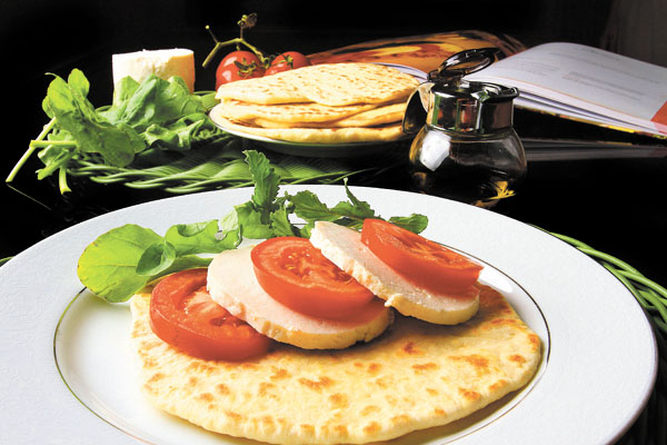 Conhecida há séculos e típica da região nordeste da Itália, a Emília Romagna, a piada, também conhecida como piadina, é um pão redondo e achatado, assado em frigideira