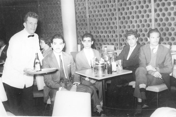 Mais uma do amigo e colaborador Élison Fernandes. É uma foto tirada pelo saudoso Jair, no salão da AEC-Centro, dia 25 de agosto de 1962. Da esquerda para a direita: Garçom Pulga, Roberto Melani, Roque Delmonte, Têti e Hélvio Mendes.