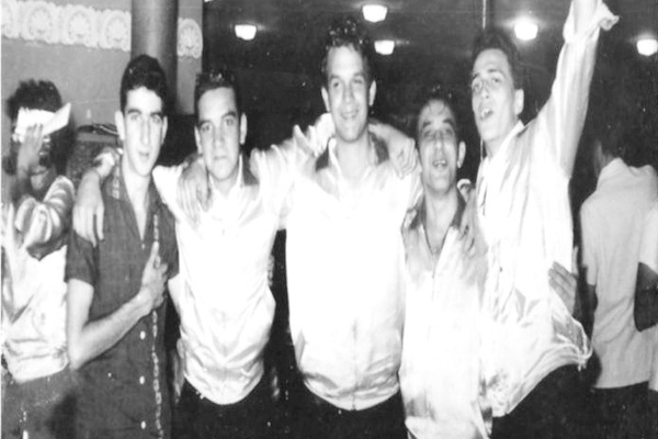 O Carnaval era do ano de 1965. A antiga PRB-5 fazia a costumeira cobertura dos desfiles e bailes carnavalescos, sob o comando do nosso diretor, o saudoso e querido Amaurí Destro. Parte da equipe atuava na AEC, com suas blusas douradas como uniforme. Da es