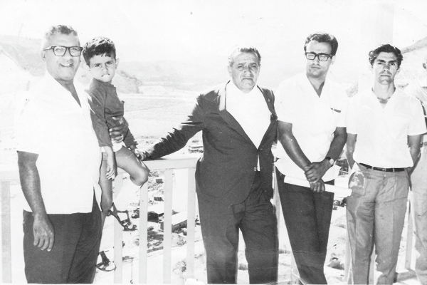 O amigo KPTA pesquisou e trouxe esta foto tirada pelo Rigoletto, em abril de 1968, quando da instalação da agência do Banespa, no canteiro de obras da Usina do Estreito. Da esquerda para a direita: Sargento Hipólito (com a criança), João Traficante, um fr