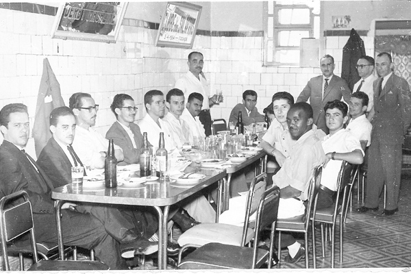 Colaboração que recebo do amigo Djalvo Braga Filho, do grupo Apaixonados por Franca. A foto foi feita no ano de 1961, no interior do antigo Bar Indiano, na Praça Barão, numa comemoração do aniversário do jornal Comércio da Franca. Sentados, da esquerda pa